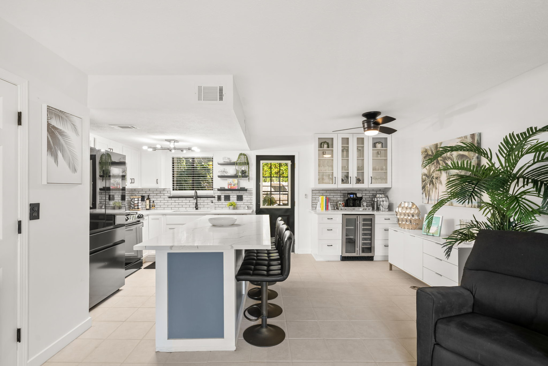 Kitchen and dining space of the short-term rental